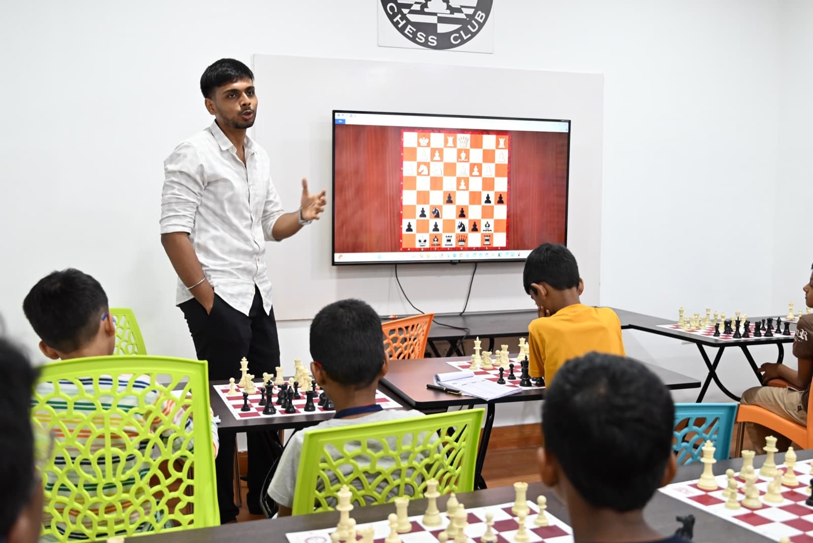 GM Akash Ganesan coaching students at a Madras School of Chess camp